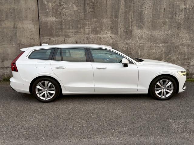 V60 T5 モメンタム ホワイトレザー/パイロットアシスト/シートヒーター/パワーバックドア/LEDヘッドライト/レーダーセーフティ/パーキングアシスト/パワーメモリシート/パワーバックドア/禁煙車(13枚目)