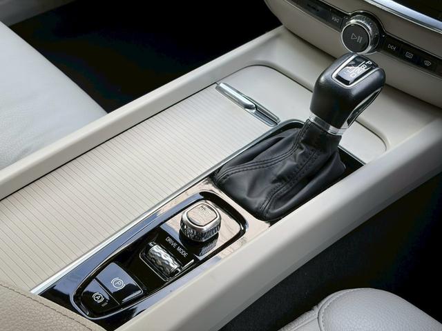 V60 T5 モメンタム ホワイトレザー/パイロットアシスト/シートヒーター/パワーバックドア/LEDヘッドライト/レーダーセーフティ/パーキングアシスト/パワーメモリシート/パワーバックドア/禁煙車(35枚目)