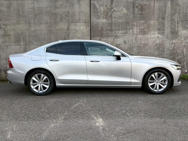 S60 T4 モメンタム 1オーナー禁煙車/パイロットアシスト/レーダーセーフティ/全方位カメラ/シートヒーター/ブラックレザーインテリア/ディーラー整備車/LEDヘッドライト/apllecarplay(10枚目)