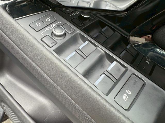 レンジローバーイヴォーク R-ダイナミック S ブラックレザーインテリア/Rダイナミック専用20インチアルミ/純正デジタルミラー/全方位カメラ/ブラックルーフ/インナーブラックLEDヘッドライト/パドルシフト(31枚目)