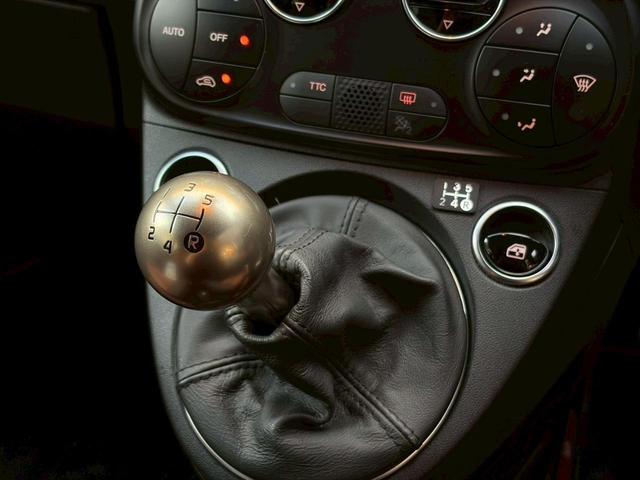 アバルト５９５ コンペティツィオーネ　後期ＭＴモデル／純正可変マフラーレコードモンツァ／純正サベルトスポーツシート／オプション社外ナビ／ブレンボビックキャリパー／純正スコーピオンブーストメーター／カーボントリムアルカンターラーステアリング（5枚目）