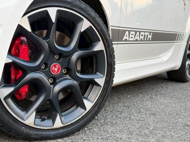 アバルト５９５ コンペティツィオーネ　後期ＭＴモデル／純正可変マフラーレコードモンツァ／純正サベルトスポーツシート／オプション社外ナビ／ブレンボビックキャリパー／純正スコーピオンブーストメーター／カーボントリムアルカンターラーステアリング（6枚目）