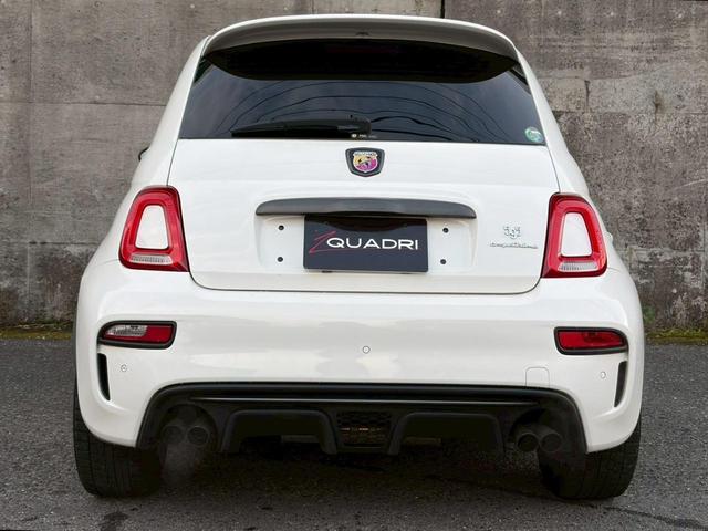 アバルト５９５ コンペティツィオーネ　後期ＭＴモデル／純正可変マフラーレコードモンツァ／純正サベルトスポーツシート／オプション社外ナビ／ブレンボビックキャリパー／純正スコーピオンブーストメーター／カーボントリムアルカンターラーステアリング（13枚目）