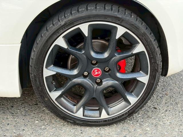 アバルト５９５ コンペティツィオーネ　後期ＭＴモデル／純正可変マフラーレコードモンツァ／純正サベルトスポーツシート／オプション社外ナビ／ブレンボビックキャリパー／純正スコーピオンブーストメーター／カーボントリムアルカンターラーステアリング（15枚目）