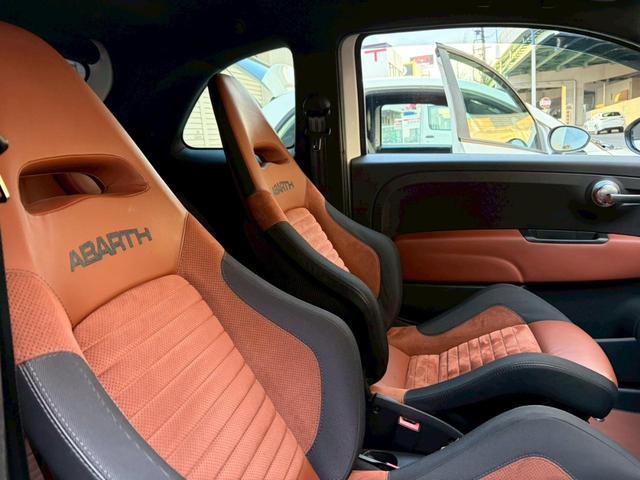 アバルト５９５ コンペティツィオーネ　後期ＭＴモデル／純正可変マフラーレコードモンツァ／純正サベルトスポーツシート／オプション社外ナビ／ブレンボビックキャリパー／純正スコーピオンブーストメーター／カーボントリムアルカンターラーステアリング（22枚目）