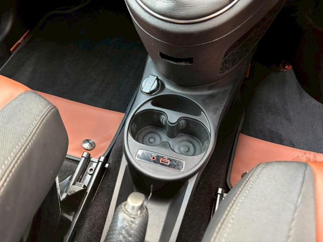 アバルト５９５ コンペティツィオーネ　後期ＭＴモデル／純正可変マフラーレコードモンツァ／純正サベルトスポーツシート／オプション社外ナビ／ブレンボビックキャリパー／純正スコーピオンブーストメーター／カーボントリムアルカンターラーステアリング（29枚目）