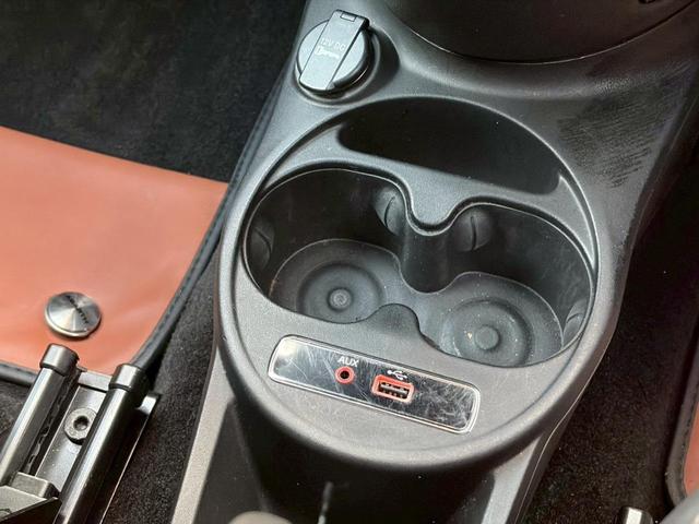 アバルト５９５ コンペティツィオーネ　後期ＭＴモデル／純正可変マフラーレコードモンツァ／純正サベルトスポーツシート／オプション社外ナビ／ブレンボビックキャリパー／純正スコーピオンブーストメーター／カーボントリムアルカンターラーステアリング（30枚目）