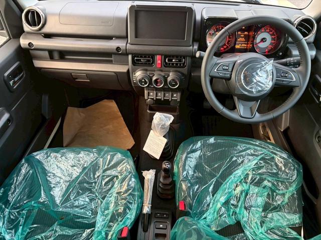 ジムニーノマド FC 5速MTモデル/登録済み未使用車/スズキレーダーセーフティ/シートヒーター/スマートキー/15インチ純正アルミ/シフォンアイボリーメタリック/ブラックルーフz/4WD(3枚目)