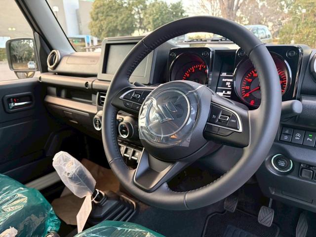 ジムニーノマド FC 5速MTモデル/登録済み未使用車/スズキレーダーセーフティ/シートヒーター/スマートキー/15インチ純正アルミ/シフォンアイボリーメタリック/ブラックルーフz/4WD(4枚目)