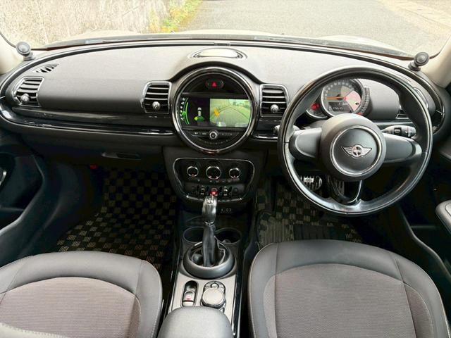 ＭＩＮＩ クーパーＤ　クラブマン　メルティングシルバー／ブラックルーフ／前期最終モデル／タッチパネルコマンド／ＬＥＤデイライト／１７インチ純正アルミ／パーキングアシスト／オートライト／クラブドア／ＥＴＣ／禁煙車（3枚目）