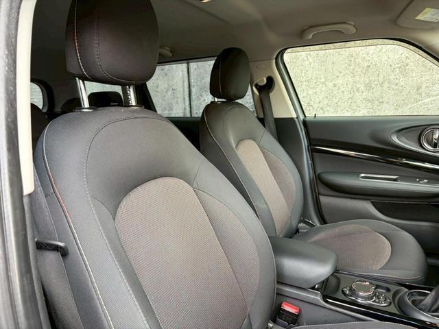 ＭＩＮＩ クーパーＤ　クラブマン　メルティングシルバー／ブラックルーフ／前期最終モデル／タッチパネルコマンド／ＬＥＤデイライト／１７インチ純正アルミ／パーキングアシスト／オートライト／クラブドア／ＥＴＣ／禁煙車（7枚目）