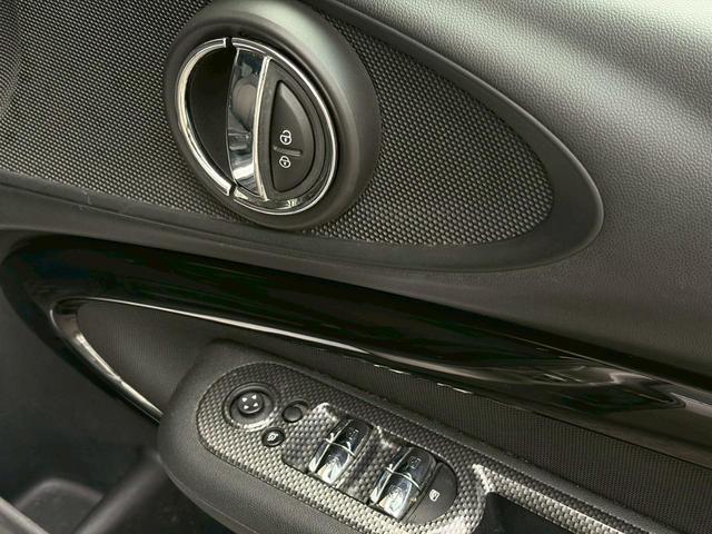 ＭＩＮＩ クーパーＤ　クラブマン　メルティングシルバー／ブラックルーフ／前期最終モデル／タッチパネルコマンド／ＬＥＤデイライト／１７インチ純正アルミ／パーキングアシスト／オートライト／クラブドア／ＥＴＣ／禁煙車（26枚目）