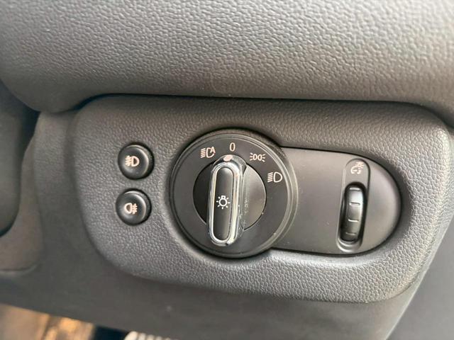 ＭＩＮＩ クーパーＤ　クラブマン　メルティングシルバー／ブラックルーフ／前期最終モデル／タッチパネルコマンド／ＬＥＤデイライト／１７インチ純正アルミ／パーキングアシスト／オートライト／クラブドア／ＥＴＣ／禁煙車（27枚目）