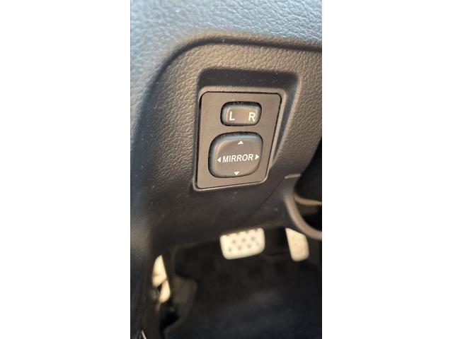 コペン タンレザーエディション　ＥＴＣ　ナビ　ＴＶ　キーレスエントリー　シートヒーター　ＡＴ　ＡＢＳ　電動オープンカー　革シート　アルミホイール　エアコン　パワーステアリング　パワーウィンドウ　ＭＯＭＯステアリング　スポイラー（8枚目）