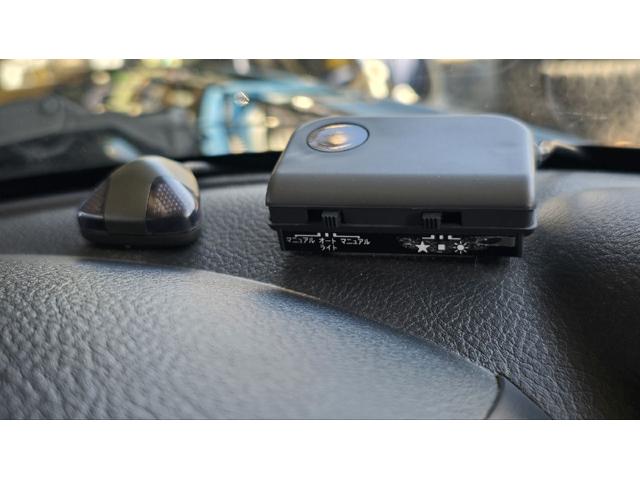 コペン タンレザーエディション　ＥＴＣ　ナビ　ＴＶ　キーレスエントリー　シートヒーター　ＡＴ　ＡＢＳ　電動オープンカー　革シート　アルミホイール　エアコン　パワーステアリング　パワーウィンドウ　ＭＯＭＯステアリング　スポイラー（11枚目）