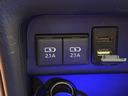 運転席の足元にはUSB端子が装備されております!携帯電話の充電やHDMIへの接続もスムーズに行えるので非常に使える装備です!