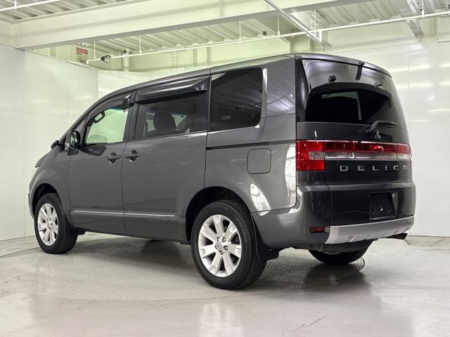 デリカＤ：５ Ｍ　横滑り防止　寒冷地仕様　ＡＢＳ　フルフラット　盗難防止システム　衝突安全ボディ　４ＷＤ　エアバッグ　パワーウィンドウ　スマートキー　３列シート　キーレスエントリー　オートライト　パワーステアリング（6枚目）