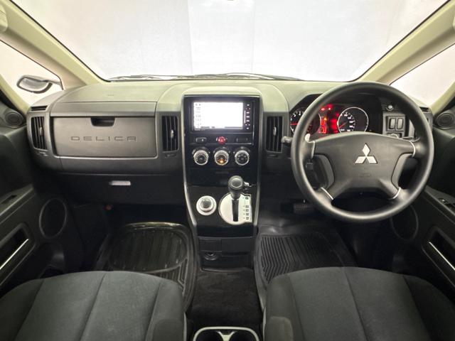 デリカＤ：５ Ｍ　横滑り防止　寒冷地仕様　ＡＢＳ　フルフラット　盗難防止システム　衝突安全ボディ　４ＷＤ　エアバッグ　パワーウィンドウ　スマートキー　３列シート　キーレスエントリー　オートライト　パワーステアリング（7枚目）