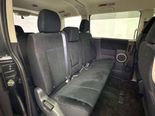 デリカＤ：５ Ｍ　横滑り防止　寒冷地仕様　ＡＢＳ　フルフラット　盗難防止システム　衝突安全ボディ　４ＷＤ　エアバッグ　パワーウィンドウ　スマートキー　３列シート　キーレスエントリー　オートライト　パワーステアリング（12枚目）