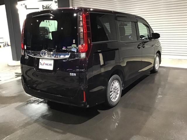 ノア ハイブリッドＸ　ディライトプラス　ＬＥＤ　リアエアコン　スマキー　横滑り防止　パワステ　パワーウインドウ　ＡＢＳ　エアバッグ　盗難防止装置　キーレス　アイドリングストップ　３列シート　ウォークスルー　フルフラット　Ａライト（11枚目）