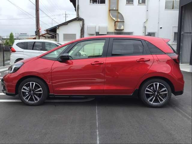 フィット e:HEV RS 衝突安全ボディ レーンアシスト VSA サイドエアバック スマートキー LEDヘッドランプ クルコン エアコン アイドリングストップ 盗難防止装置 ABS エアバック Wエアバッグ パワーステアリング(3枚目)