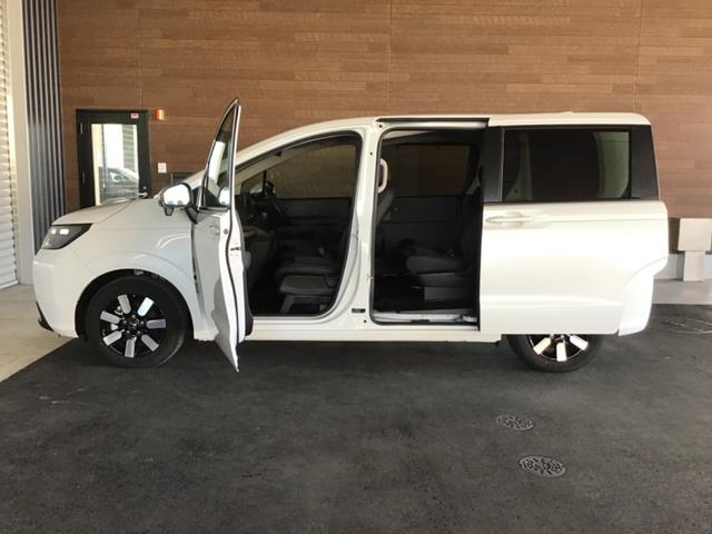 フリード ｅ：ＨＥＶエアー　ＥＸ　衝突軽減システム　ソナー　オートマチックハイビーム　横滑り防止装置　クルーズコントロール　サイドカーテンエアバック　リアクーラー　ＬＥＤランプ　レーンキープ　シートヒーター　キーレス　オートライト（6枚目）