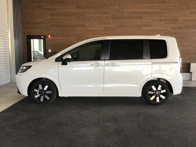 フリード ｅ：ＨＥＶエアー　ＥＸ　衝突軽減システム　ソナー　オートマチックハイビーム　横滑り防止装置　クルーズコントロール　サイドカーテンエアバック　リアクーラー　ＬＥＤランプ　レーンキープ　シートヒーター　キーレス　オートライト（8枚目）