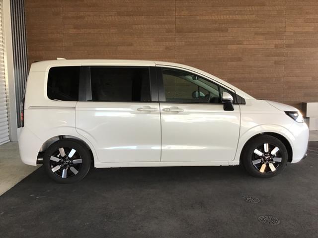 フリード ｅ：ＨＥＶエアー　ＥＸ　衝突軽減システム　ソナー　オートマチックハイビーム　横滑り防止装置　クルーズコントロール　サイドカーテンエアバック　リアクーラー　ＬＥＤランプ　レーンキープ　シートヒーター　キーレス　オートライト（9枚目）