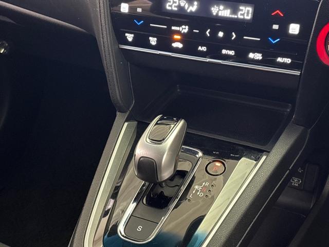 シャトル ハイブリッドＸ　ホンダセンシング　ＬＫＡＳ　横滑抑制　スマ－トキ－　イモビ　サイドエアバッグ　シートヒーター付き　キーレス　ＥＣＯＮ　クルコン　衝突安全ボディ　パワーウィンドウ　Ｗエアバック　エアコン　ＡＢＳ　パワーステアリング（13枚目）