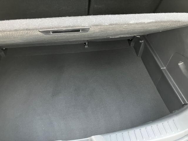 底板を上げると下にも収納がついています