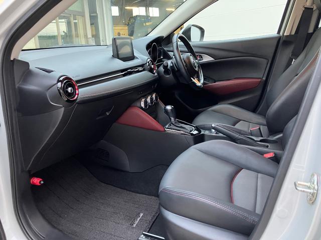 乗り心地抜群のハーフレザーシート