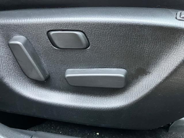 シートポジションの微調整が快適なパワーシート付き