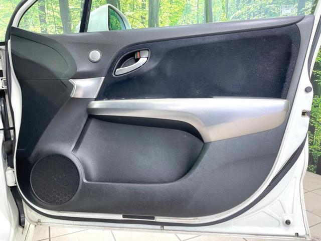 ストリーム RSZ 禁煙車 純正ナビ バックカメラ ETC HIDヘッド フロントフォグ オートライト オートエアコン 純正17インチアルミ CD DVD再生 パドルシフト ステアリングスイッチ プライバシーガラス(45枚目)