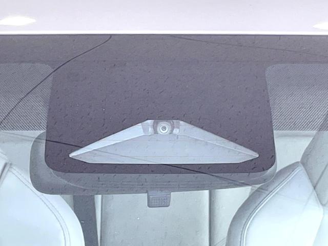 カローラツーリング ハイブリッド　ダブルバイビー　バックカメラ　衝突被害軽減システム　レーダークルーズ　禁煙車　ハーフレザーシート　コーナーセンサー　スマートキー　ＬＥＤヘッド　ＥＴＣ２．０　オートハイビーム　車線逸脱警報　オートライト（5枚目）