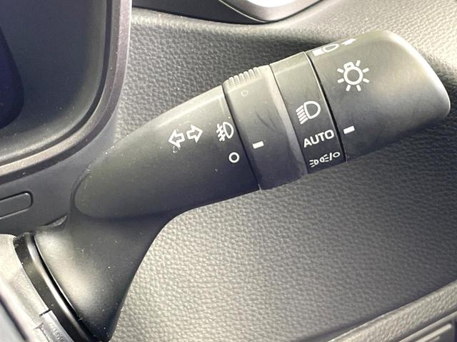 カローラツーリング ハイブリッド　ダブルバイビー　バックカメラ　衝突被害軽減システム　レーダークルーズ　禁煙車　ハーフレザーシート　コーナーセンサー　スマートキー　ＬＥＤヘッド　ＥＴＣ２．０　オートハイビーム　車線逸脱警報　オートライト（49枚目）