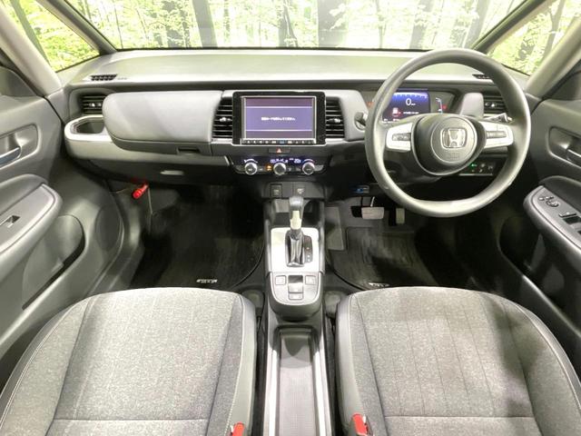 フィット ホーム　純正ＳＤナビ　バックカメラ　衝突被害軽減システム　レーダークルーズ　禁煙車　ハーフレザーシート　ドラレコ　コーナーセンサー　スマートキー　ＬＥＤヘッド　ビルトインＥＴＣ　オートハイビーム（2枚目）