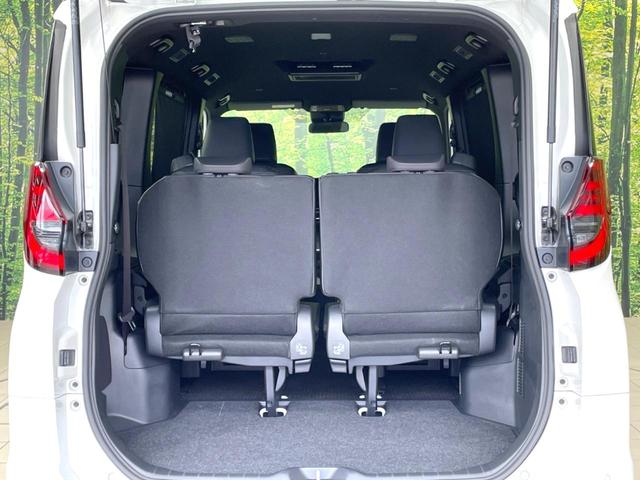 ノア ハイブリッドＳ－Ｚ　禁煙車　後席モニター　両側電動ドア　衝突軽減　純正１０．５型ディスプレイ　バックカメラ　ＥＴＣ　レーダークルーズ　コーナーセンサー　シートヒーター　車線逸脱警報　ＬＥＤヘッド　オートライト　フルセグ（11枚目）