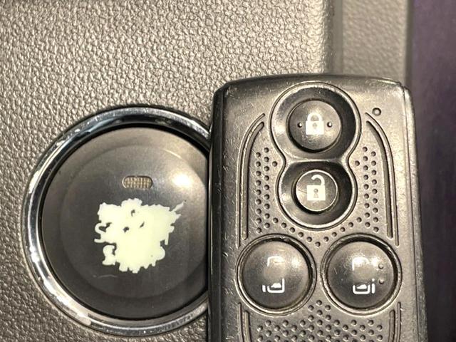 【キーフリーシステム】カバンやポケットに入れたままでもドアの施錠・解錠が可能なスマートキーを装備。エンジンのオン・オフ時もカギを取り出す必要が無いからとっても便利です♪