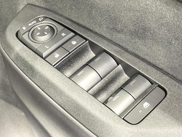 ヤリスクロス ハイブリッドＸ　禁煙車　純正８型ナビ　バックカメラ　セーフティセンス　ビルトインＥＴＣ　レーダークルーズ　コーナーセンサー　スマートキー　ＬＥＤヘッド　オートハイビーム　車線逸脱警報　オートライト　オートエアコン（35枚目）