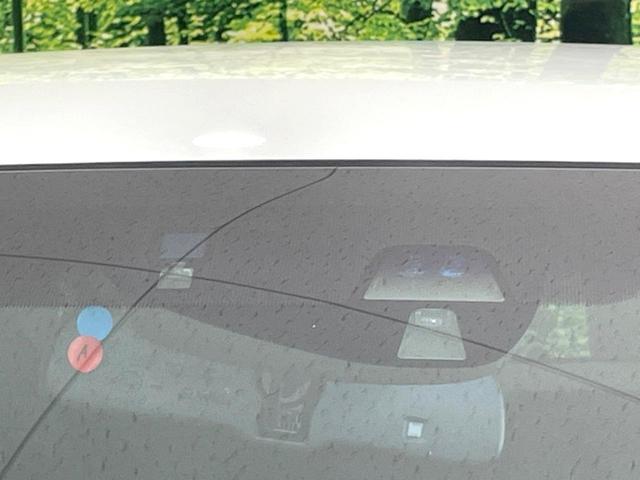 ヴェゼル ハイブリッドＺ　禁煙車　ＳＤナビ　バックカメラ　衝突軽減　ビルトインＥＴＣ　ハーフレザーシート　シートヒーター　スマートキー　ＬＥＤヘッド　クルコン　フルセグ　Ｂｌｕｅｔｏｏｔｈ　純正１７インチアルミ　オートライト（7枚目）