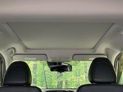 【サンルーフ】開放感たっぷりの希少装備、サンルーフが装着されています！車内に明かりを取り入れたり景色を楽しむ以外にも、車内の空気も簡単に換気できて快適です！ 3