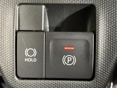 【電動パーキングブレーキ】パーキングブレーキは便利な電動式！ボタン一つで操作でき、アクセルを踏めば自動で解除されます♪レバーやペダルが無いので運転席廻りもすっきりしますね♪ 5