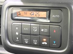 【オートエアコン】一度お好みの温度に設定すれば、車内の温度を検知し風量や温度を自動で調整。暑い…寒い…と何度もスイッチ操作をする必要はありません。快適な車内空間には必須の機能ですね♪ 6