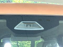 【スズキ　セーフティサポート】走行中に前方の車両等を認識し、衝突しそうな時は警報とブレーキで衝突回避と被害軽減をアシスト。より安全にドライブをお楽しみいただけます。 3