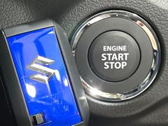 【キーレススタートシステム】カバンやポケットに入れたままでもドアの施錠・解錠が可能なスマートキーを装備。エンジンのオン・オフ時もカギを取り出す必要が無いからとっても便利です♪ 4
