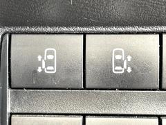 【両側パワースライドドア】スマートキーや運転席のスイッチで後席両側スライドドアの開閉が可能♪電動だから力を入れてドアを開ける必要が無く、小さなお子様でも簡単に開け閉めでき快適です♪ 4