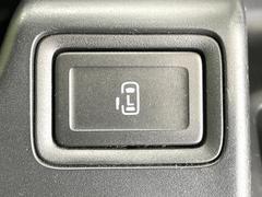【パワースライドドア】スマートキーや運転席のスイッチでスライドドアの開閉が可能♪電動だから力を入れてドアを開ける必要が無く、小さいお子様でも、重い荷物を持っている時もラクに開け閉めできます♪ 5