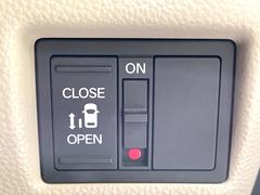 【パワースライドドア】スマートキーや運転席のスイッチでスライドドアの開閉が可能♪電動だから力を入れてドアを開ける必要が無く、小さいお子様でも、重い荷物を持っている時もラクに開け閉めできます♪ 5