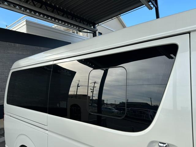 ハイエースバン ロングワイドスーパーＧＬ　ダークプライムＩＩ　ナビＴＶ／Ｂカメラ／ＥＴＣ車載器／ベッドキット／ＬＥＤヘッドライト／スマートキー＆プッシュスタート／社外アルミ／コーナーセンサー／セーフティセンス／Ｗエアバック／ＡＣ１００Ｖ電源／サイドバイザー（33枚目）