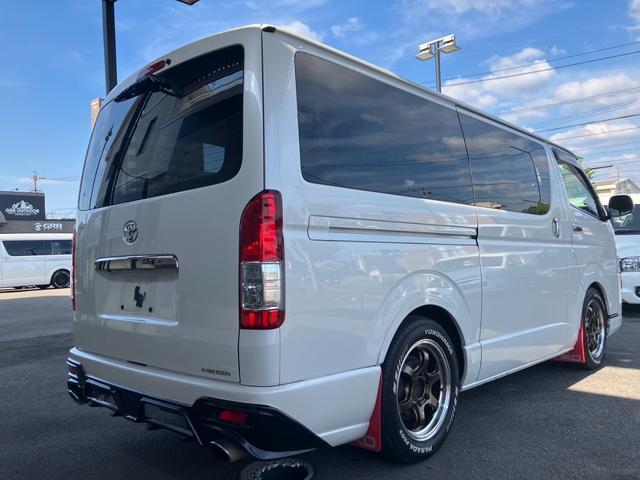 ハイエースバン スーパーＧＬ　ダークプライム　パナソニック大型ナビＴＶ／ベッドキット／バックモニター／ＥＴＣ車載器／社外エアロ／社外１７ｉｎアルミ／ローダウン／ＬＥＤヘッドライト／スマートキー＆プッシュスタート／サイドバイザー／社外ショック（11枚目）